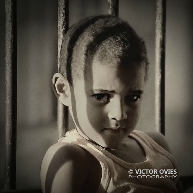 Trinidad - Niño sentado en la ventana